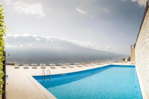 Bazén v ubytovaní La Quiete 19 Lake view apartment by Gardadomusmea alebo v jeho blízkosti