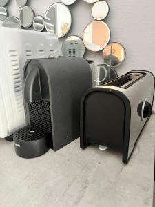 ein Computermonitor und ein Toaster auf einer Theke in der Unterkunft Le Nid d'amour Saint Cyr in Les Lecques