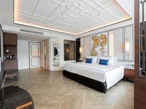 Mövenpick Myth Hotel Patong Phuket客房内的一张或多张床位