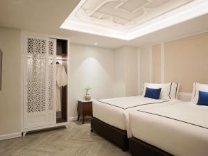 Mövenpick Myth Hotel Patong Phuket客房内的一张或多张床位