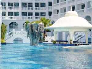 Mövenpick Myth Hotel Patong Phuket内部或周边的泳池