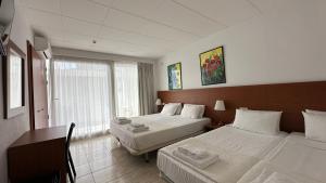 A bed or beds in a room at Hotel Sant March