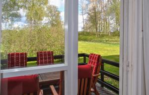 Un jardín fuera de 2 Bedroom Cozy Apartment In Mullsjö 7 fotos más
