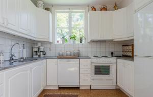 Una cocina o cocineta en 2 Bedroom Cozy Apartment In Mullsjö
