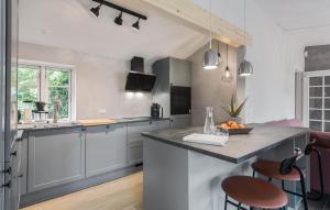 una cucina con bancone e alcune sedie di Lovely Home In Faxe Ladeplads With Wifi a Fakse Ladeplads