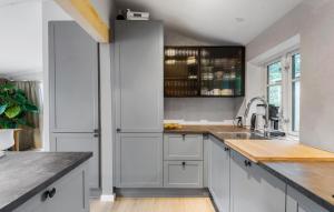una cucina con mobili bianchi e un lavello di Lovely Home In Faxe Ladeplads With Wifi a Fakse Ladeplads