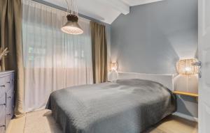 una camera da letto con un letto e una grande finestra di Lovely Home In Faxe Ladeplads With Wifi a Fakse Ladeplads