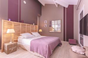 Un pat sau paturi într-o cameră la Domaine de la Baratonne