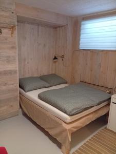 ルブリンにあるPokoje Hotelowe Centrum Lublinの木製の壁のベッドルーム1室