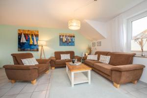 a living room with two couches and a table at Wenkendorf 52 MeErholung in Wenkendorf auf Fehmarn