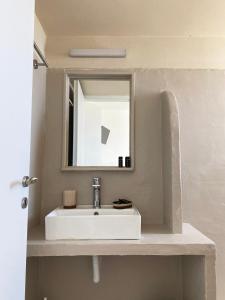 Kúpeľňa v ubytovaní Agnadi Syros Beachfront Studios & Rooms
