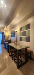 Χώρος καθιστικού στο 8U Pristine & Cozy Stay at Uptown Mall BGC across Mitsukoshi with FREE Parking and Balcony