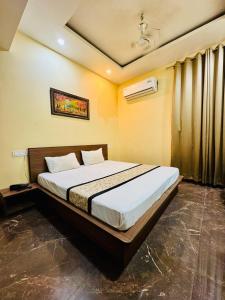 Postel nebo postele na pokoji v ubytování Hotel Vistara Inn