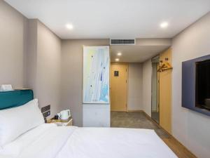 TV a/nebo společenská místnost v ubytování CHEERMAY Hotel Beijing Dongzhimen Guijie Lama Temple + 37 fotografií