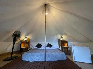 Postel nebo postele na pokoji v ubytování Ella Heaven View Glamping Tent + 19 fotografií