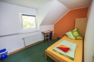 Kleines Zimmer mit einem Bett und einem Fenster in der Unterkunft Hotel Burghof in Stolberg