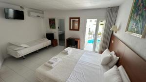 A bed or beds in a room at Hotel Sant March Még 35 kép