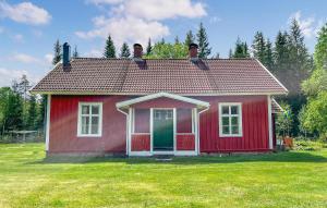 ein rotes Haus mit grüner Tür im Hof in der Unterkunft 3 Bedroom Pet Friendly Home In Grimsås in Grimsås + 14 Fotos
