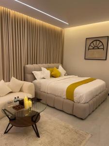 Postel nebo postele na pokoji v ubytování استديو انيق وهادئ دخول ذكي بالملقا 1001