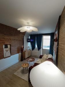 Postel nebo postele na pokoji v ubytování Studio typique Albigeois - quartier calme