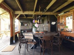 Una cocina y un comedor con mesa y sillas. en Beach Lodge Callantsoog near Dunes, en Callantsoog