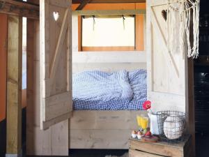 1 cama en una casa de madera con ventana en Beach Lodge Callantsoog near Dunes, en Callantsoog