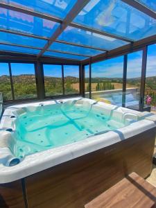 a hot tub in a house with a view at La Siesta del Naranjo in Monesterio