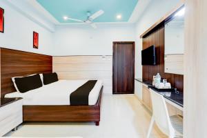 チェンナイにあるSuper Townhouse Chennai Near Airport Formerly Sai Bala Budgetのベッドルーム(ベッド1台、薄型テレビ付)
