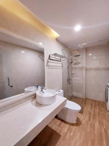 Et badeværelse på Lavender II Hotel