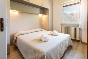 Un dormitorio con una cama con dos toallas encima. en Villaggio Turistico Priori Malcesine, en Malcesine