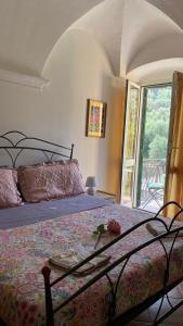 A bed or beds in a room at Appartamento Andora Tra gli ulivi Még 1 kép