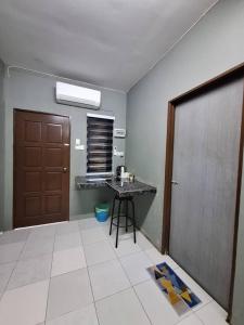 une chambre avec une porte, une table et un comptoir dans l'établissement ROOMSTAY BIENA SANA, à Pekan