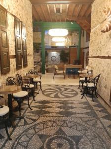 ein Restaurant mit Tischen und Stühlen in einem Raum in der Unterkunft Belmondo Suites Hare Old Town Antalya in Antalya