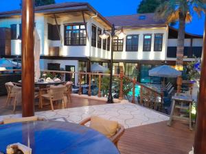 ein Haus mit einer Terrasse mit Tisch und Stühlen in der Unterkunft Belmondo Suites Hare Old Town Antalya in Antalya