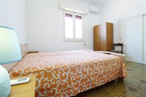 ein Schlafzimmer mit Bett, Schreibtisch und Fenster in der Unterkunft VILLETTA isola di CHIARA by Apuliahome in Capilungo