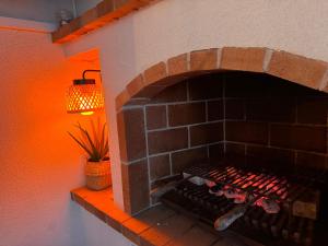 ein Steinofen mit einem Haufen Fleisch kochen in der Unterkunft Panoramic Cala Canyelles, Pool in Roses + 42 Fotos