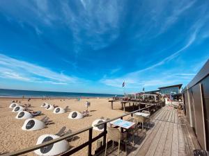una playa con sillas y gente en la arena en Beach Lodge Callantsoog near Dunes & Beach, en Callantsoog 15 fotos más