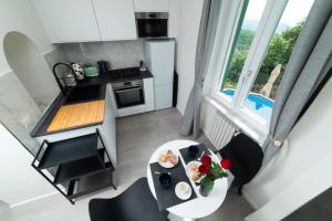 Η κουζίνα ή μικρή κουζίνα στο Seaview, Two Pools, Sauna & Relax - Suite Dorotea