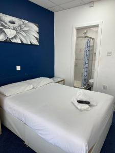 Postel nebo postele na pokoji v ubytování The Regency Hotel