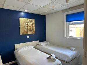 Postel nebo postele na pokoji v ubytování The Regency Hotel