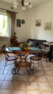 A seating area at Appartamento Andora Tra gli ulivi