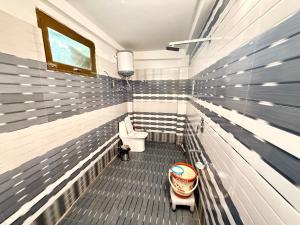 ToshYellowjackets Hostel Tosh的浴室配有卫生间和水槽。