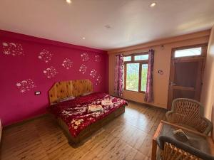 ToshYellowjackets Hostel Tosh的一间卧室配有一张床和粉红色的墙壁
