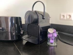 a kitchen counter with a coffee maker and a toaster at De Geerhoeve in Schalkwijk