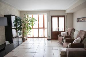 ナバレテにあるCasa Almenaのソファと椅子のあるリビングルーム