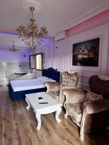 ティラナにあるLuxury room 007のベッドとソファとテーブルのある寝室