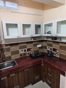 TambaramAlif serviced Apartment for Families and Executives的带水槽和台面的厨房