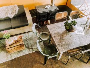 sala de estar con mesa y estufa de leña en Beach Lodge Callantsoog near the Sea, en Callantsoog
