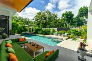 Πισίνα στο ή κοντά στο Botanica Modern Loft by RESAVA