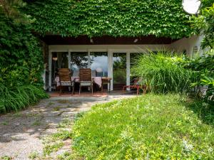 Ogród w obiekcie Gemütliche Ferienwohnung mit Terrasse und Seeblick